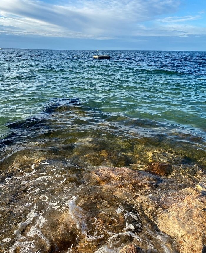 An image of a coastline of the ocean.