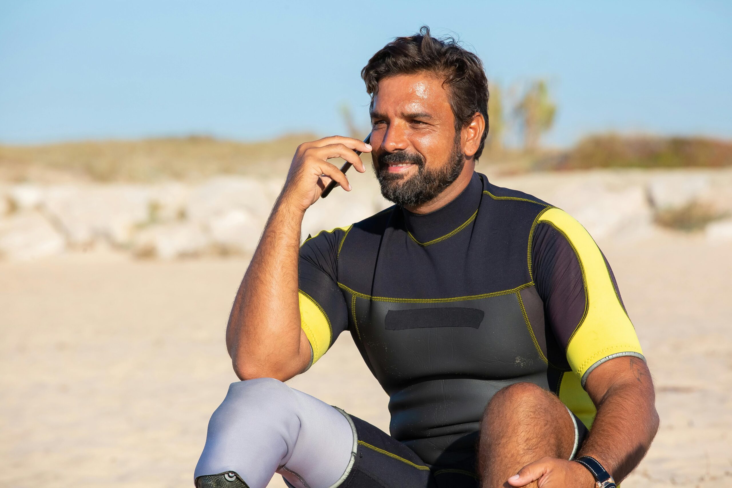 capital support man with leg prosthesis